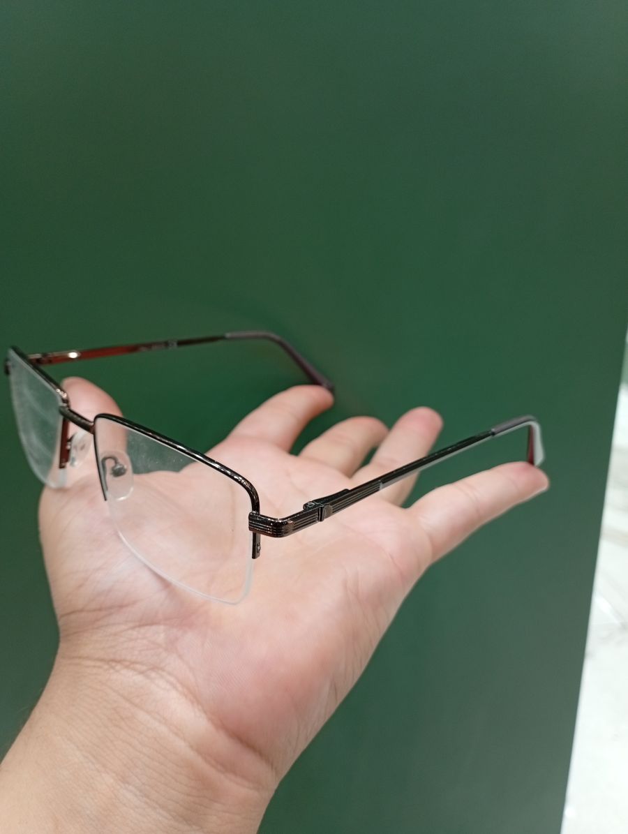 时尚金属框眼镜，品牌未识别，适合日常佩戴，透明镜片