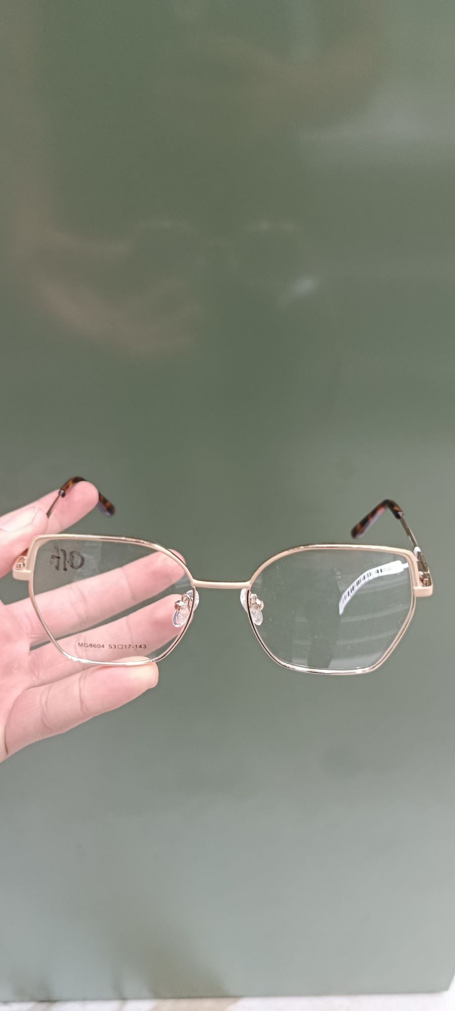 时尚金属框眼镜，品牌AO，透明镜片，适合日常佩戴