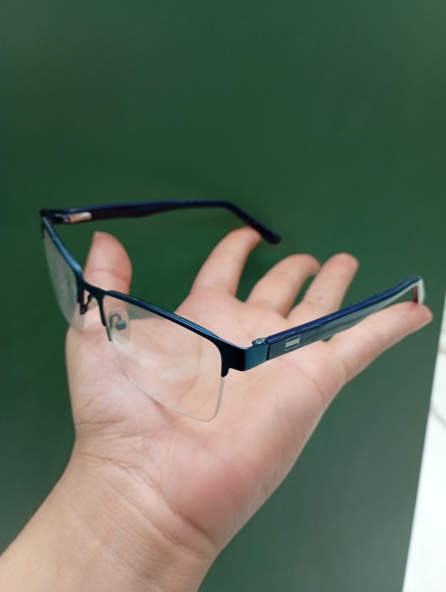 时尚蓝框眼镜，适合日常佩戴，轻便舒适，适合多种脸型