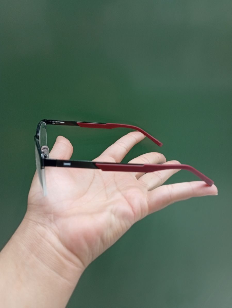 时尚男士眼镜，黑色框架，红色细节，适合日常佩戴