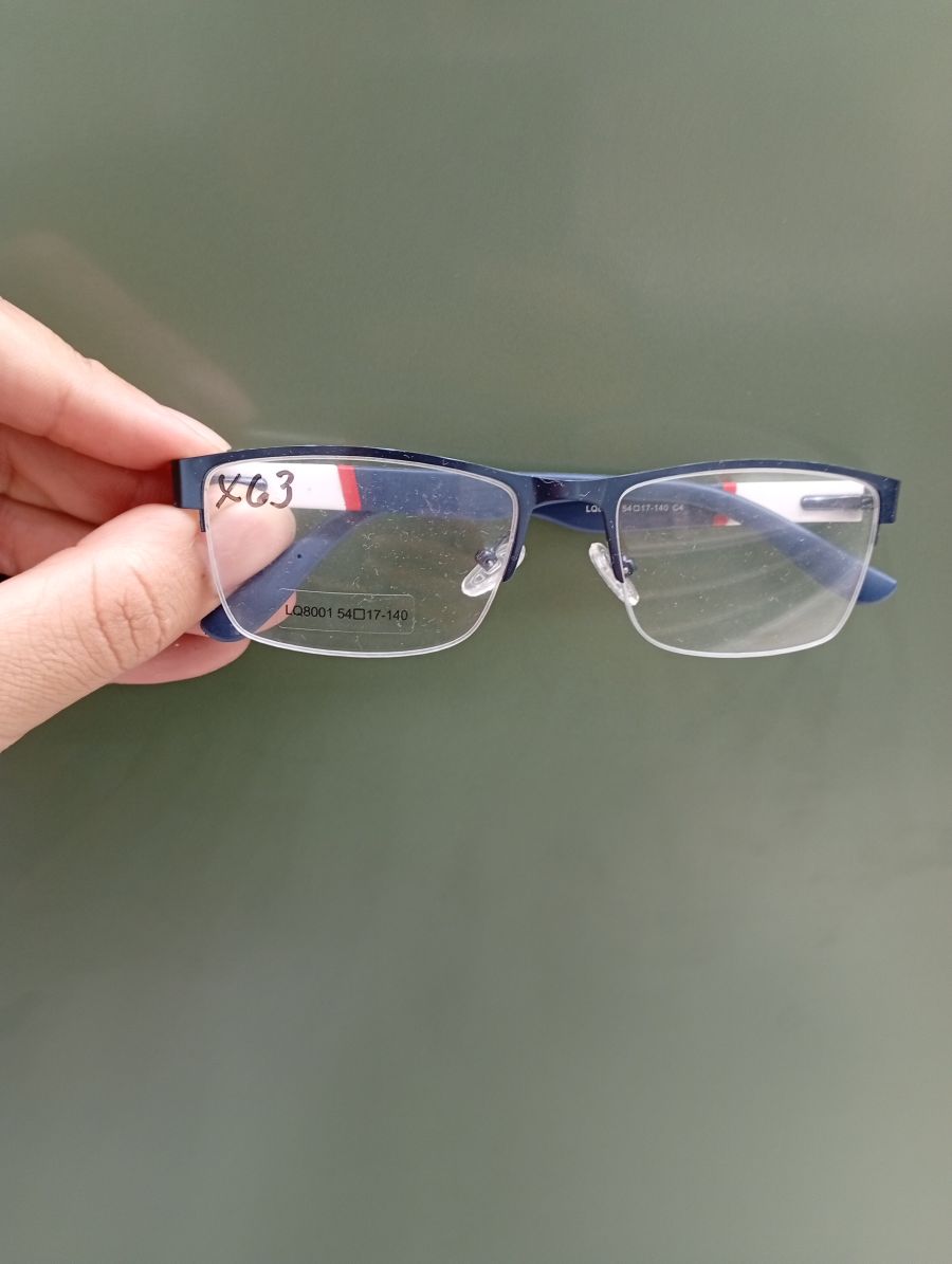时尚蓝框眼镜，品牌未知，适合日常佩戴，轻便舒适