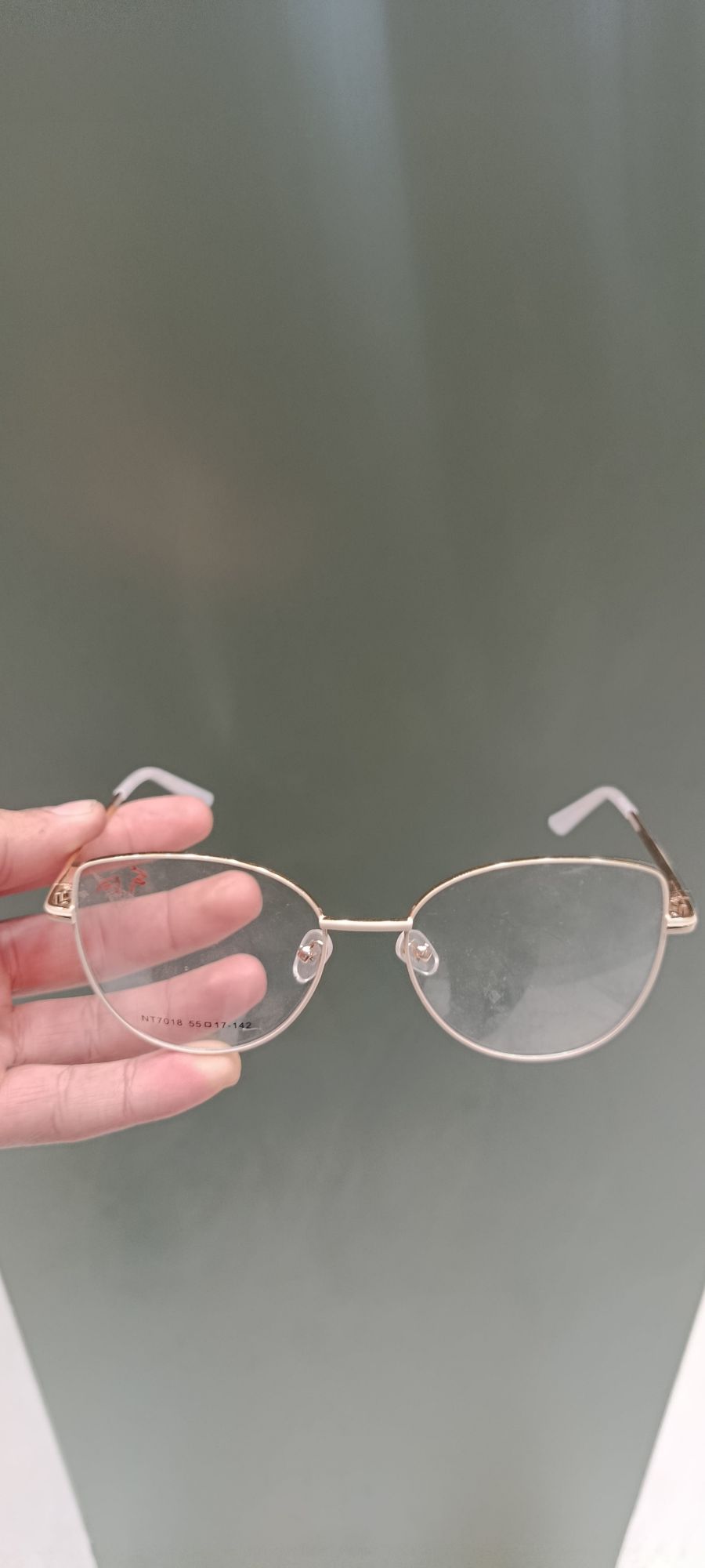 时尚金属框眼镜，透明镜片，轻便舒适，适合日常佩戴