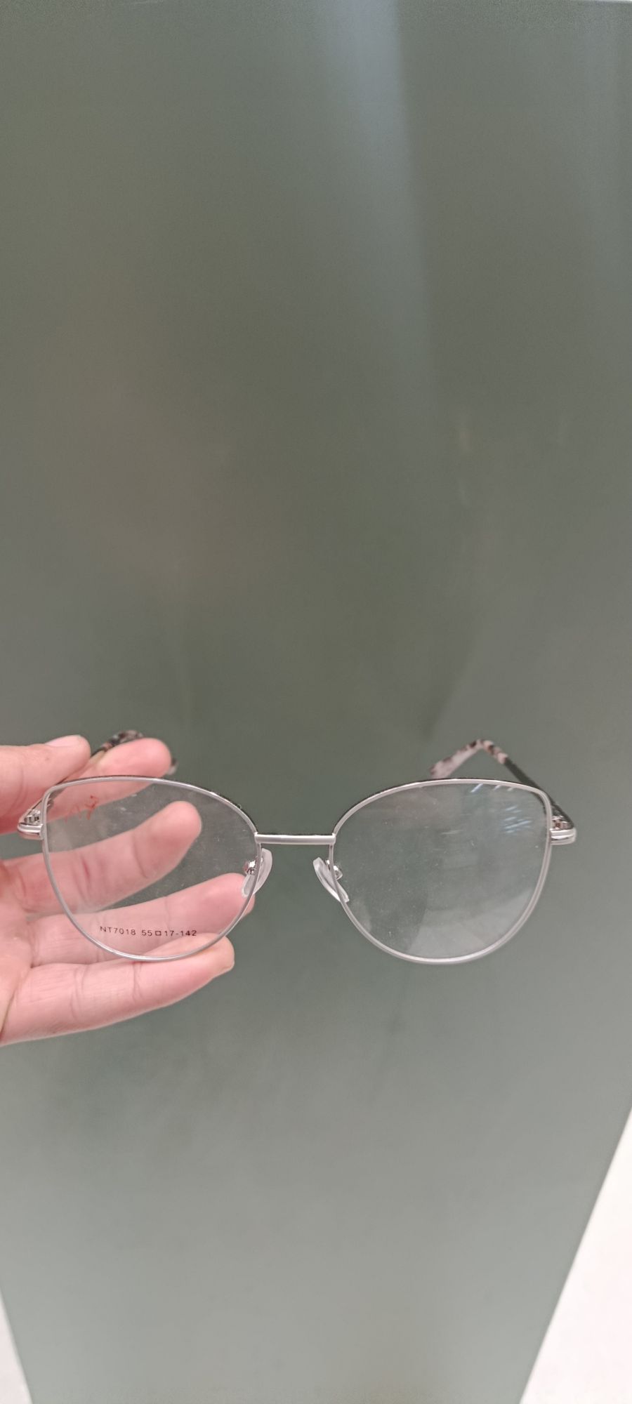 时尚金属框眼镜，透明镜片，轻便舒适，适合日常佩戴