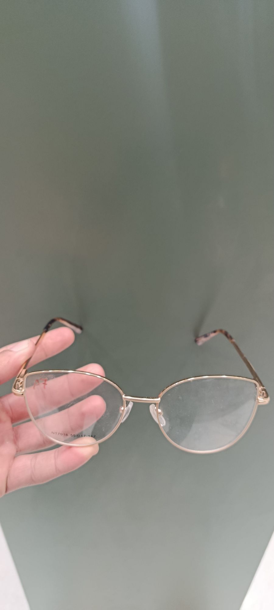 时尚金属框眼镜，透明镜片，轻便舒适，适合日常佩戴