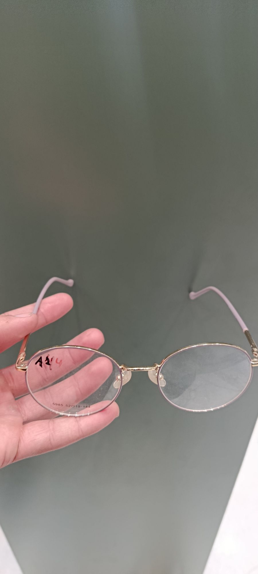 时尚复古圆形眼镜，金色框架，粉色镜片，适合日常佩戴