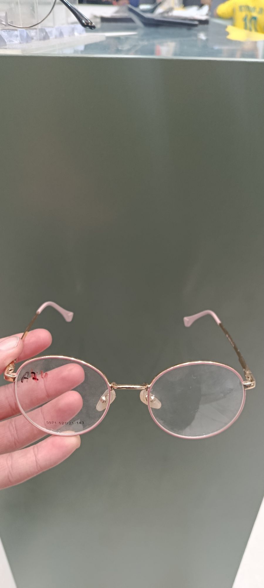时尚复古圆形眼镜，金色框架，粉色镜片，适合日常佩戴
