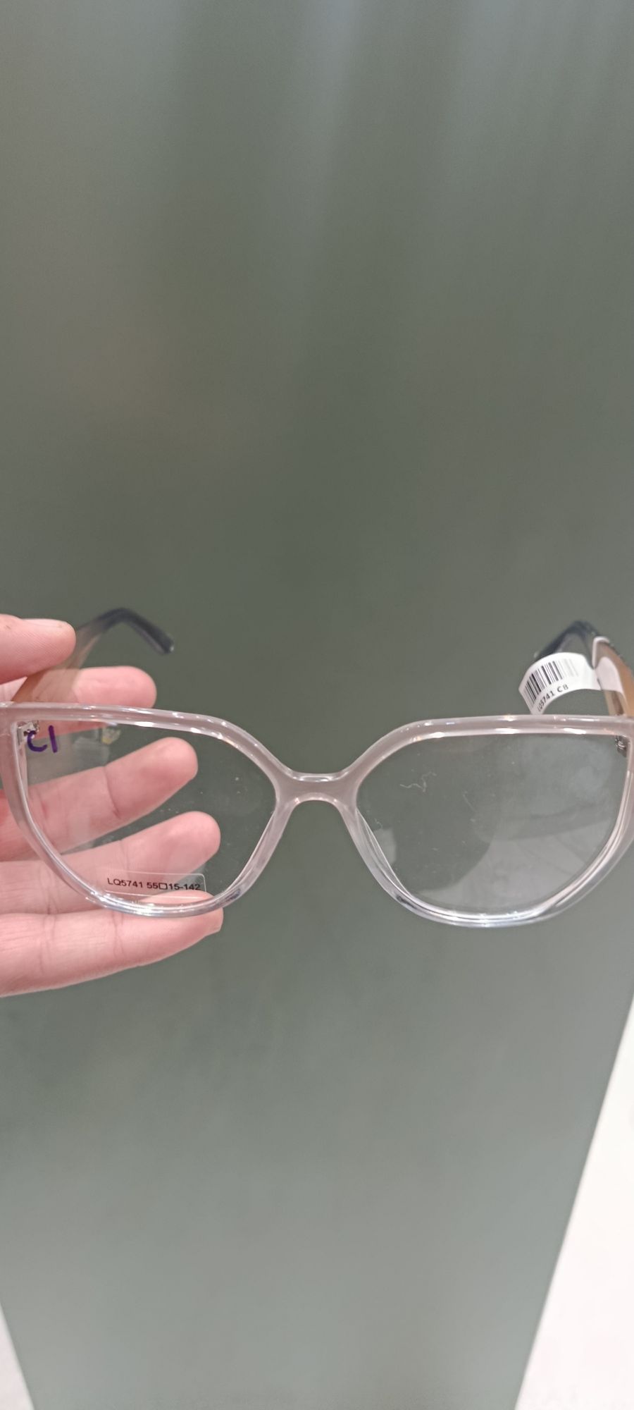 时尚黑色框眼镜，适合多种场合，轻便舒适，适合女性佩戴