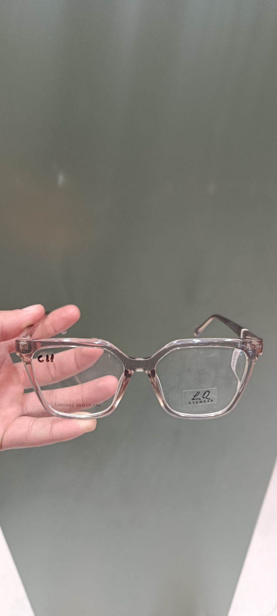 平光装饰眼镜，黑色大框，时尚潮流，适合日常佩戴