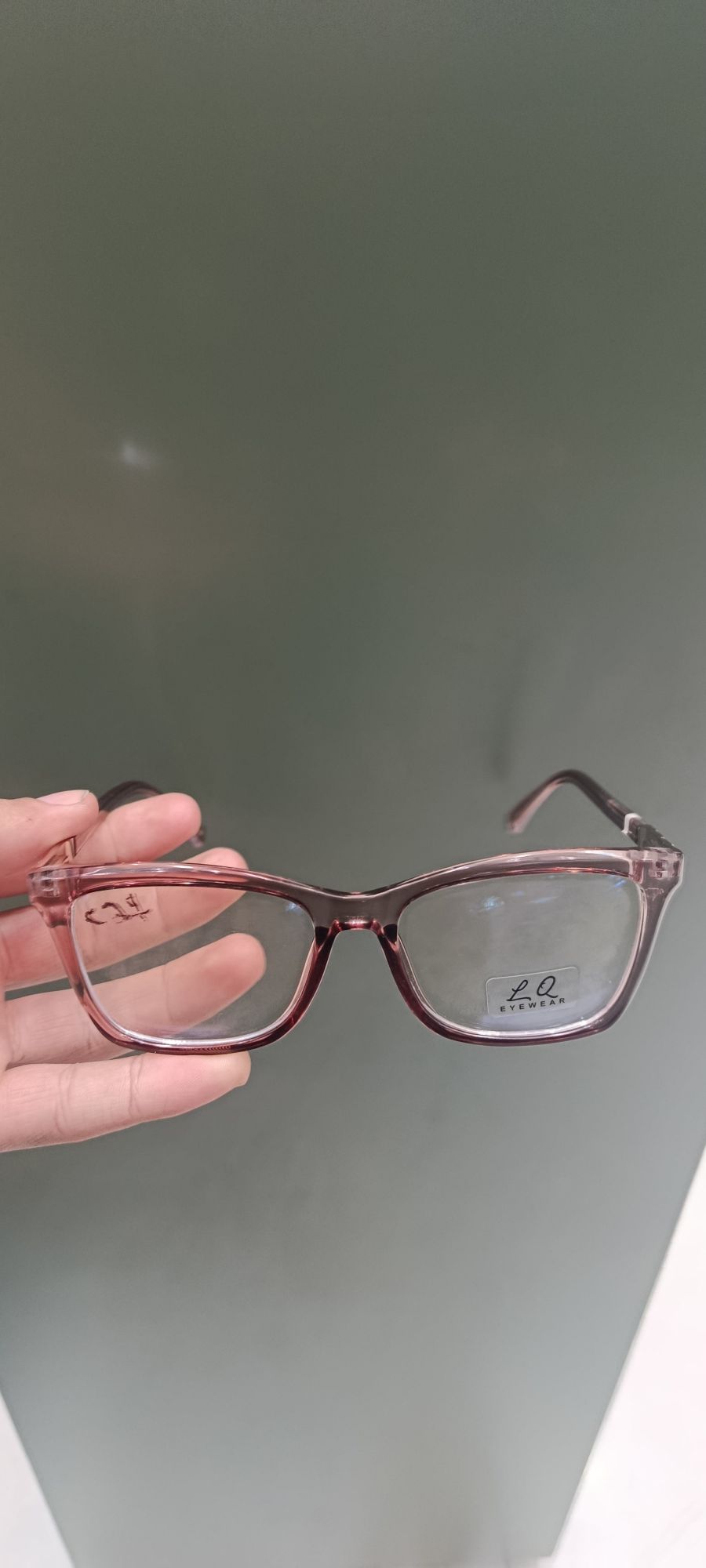 透明框眼镜，时尚设计，适合日常佩戴