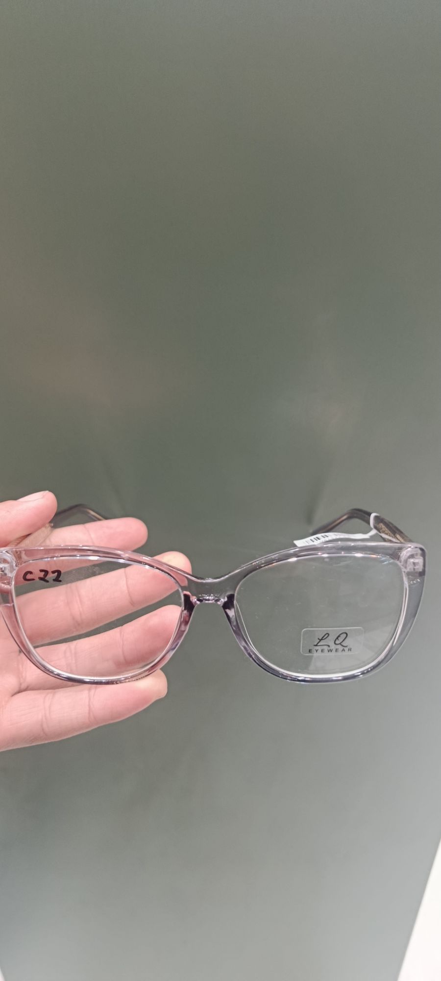 时尚眼镜，品牌未知，透明镜片，黑色金属框架，适合日常佩戴