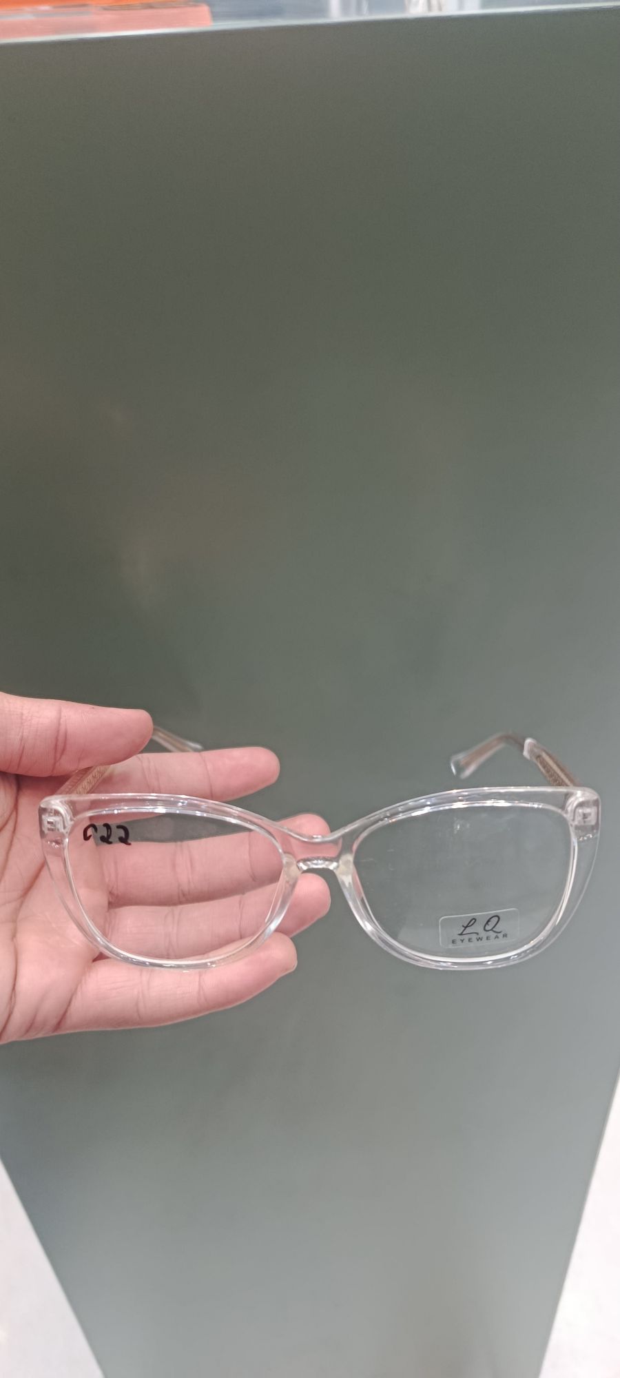 时尚眼镜，品牌未知，透明镜片，黑色金属框架，适合日常佩戴