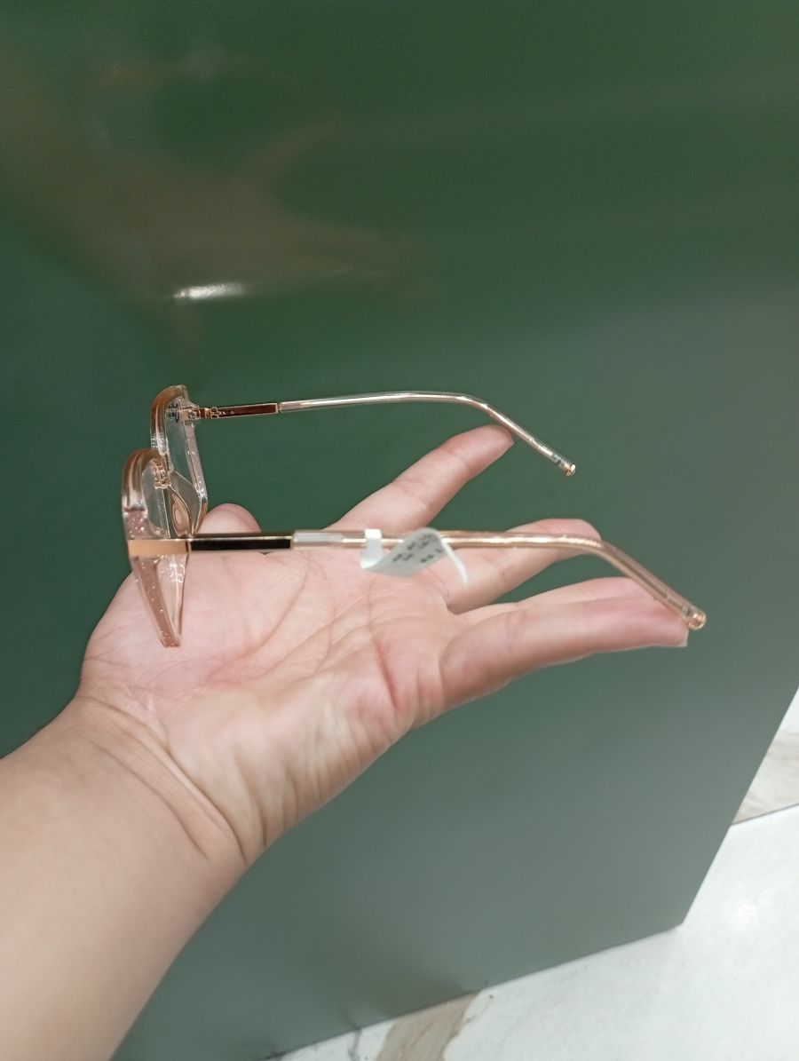 透明框时尚眼镜，品牌：EYEWEAR，适合日常佩戴