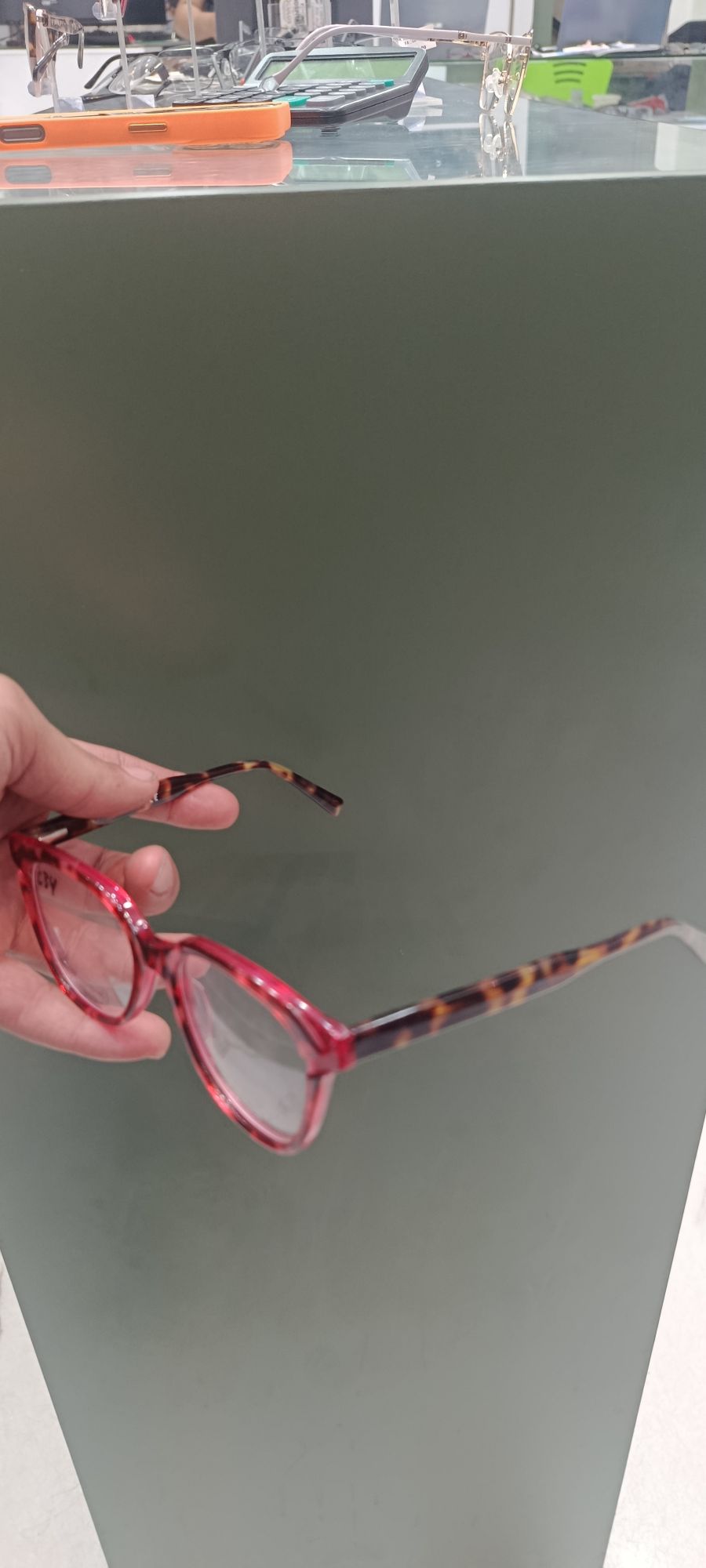 时尚猫眼眼镜，品牌CS9，棕色与粉色混合，适合女性佩戴
