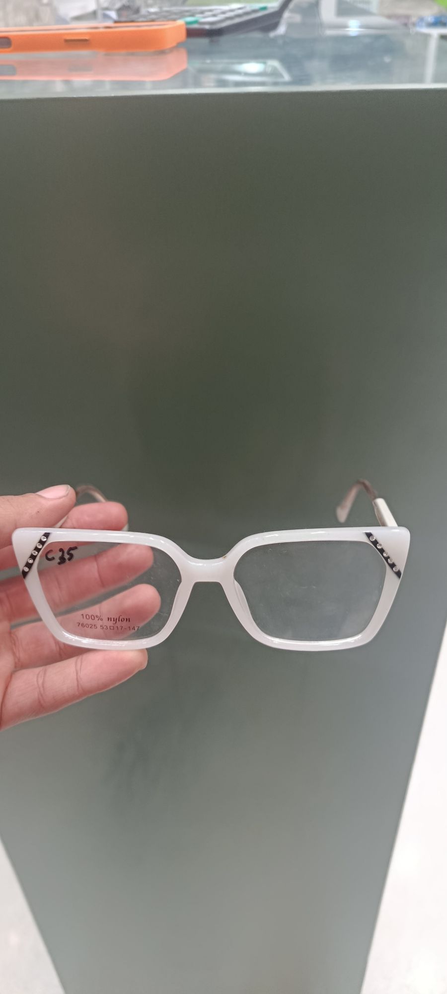 时尚白色框眼镜，品牌C25，适合日常佩戴，轻便舒适