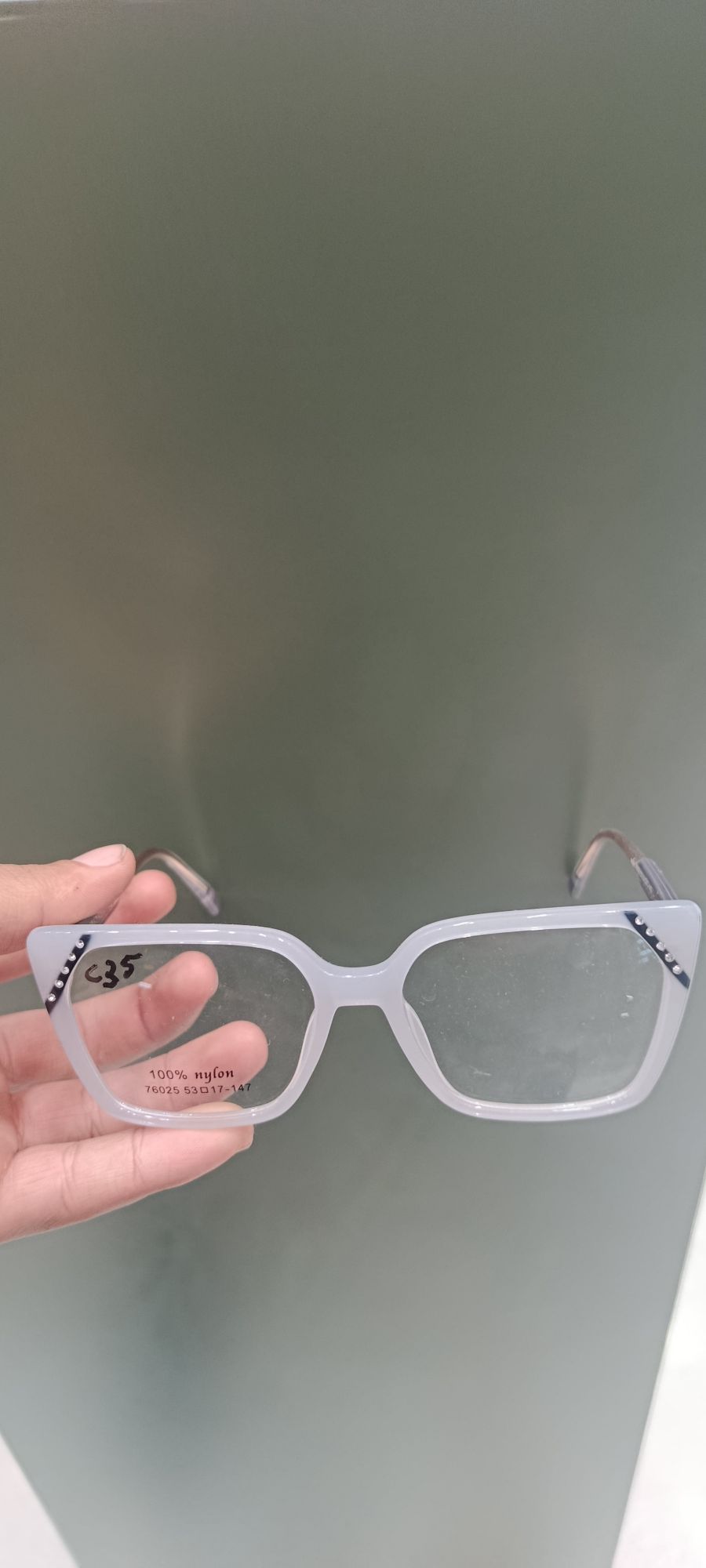 时尚白色框眼镜，品牌C25，适合日常佩戴，轻便舒适