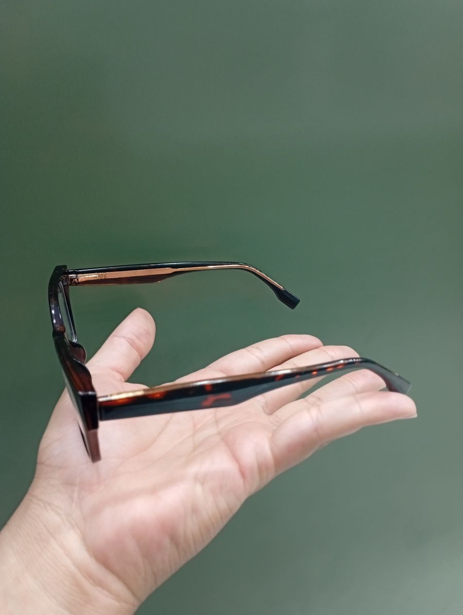 时尚黑色框眼镜，宽边设计，适合日常佩戴