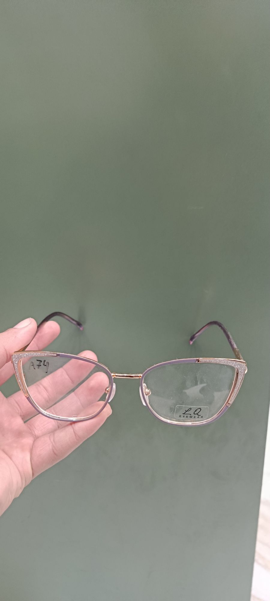 时尚猫眼眼镜，金色框架，透明镜片，适合日常佩戴