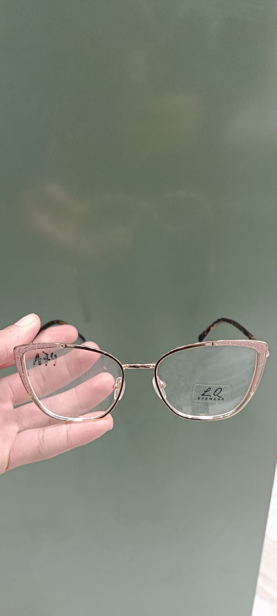 时尚猫眼眼镜，金色框架，透明镜片，适合日常佩戴