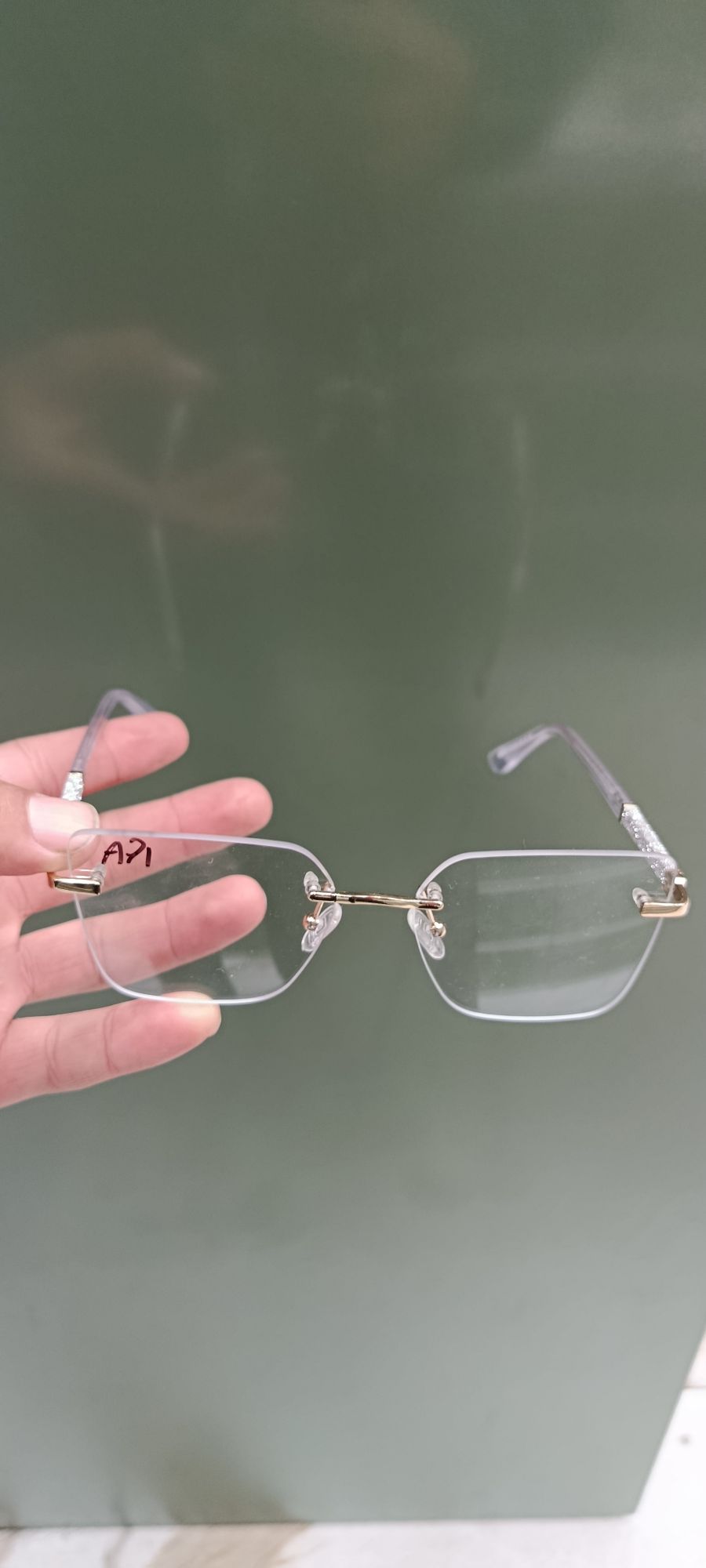 时尚金属框眼镜，透明镜片，红色细节，适合男女
