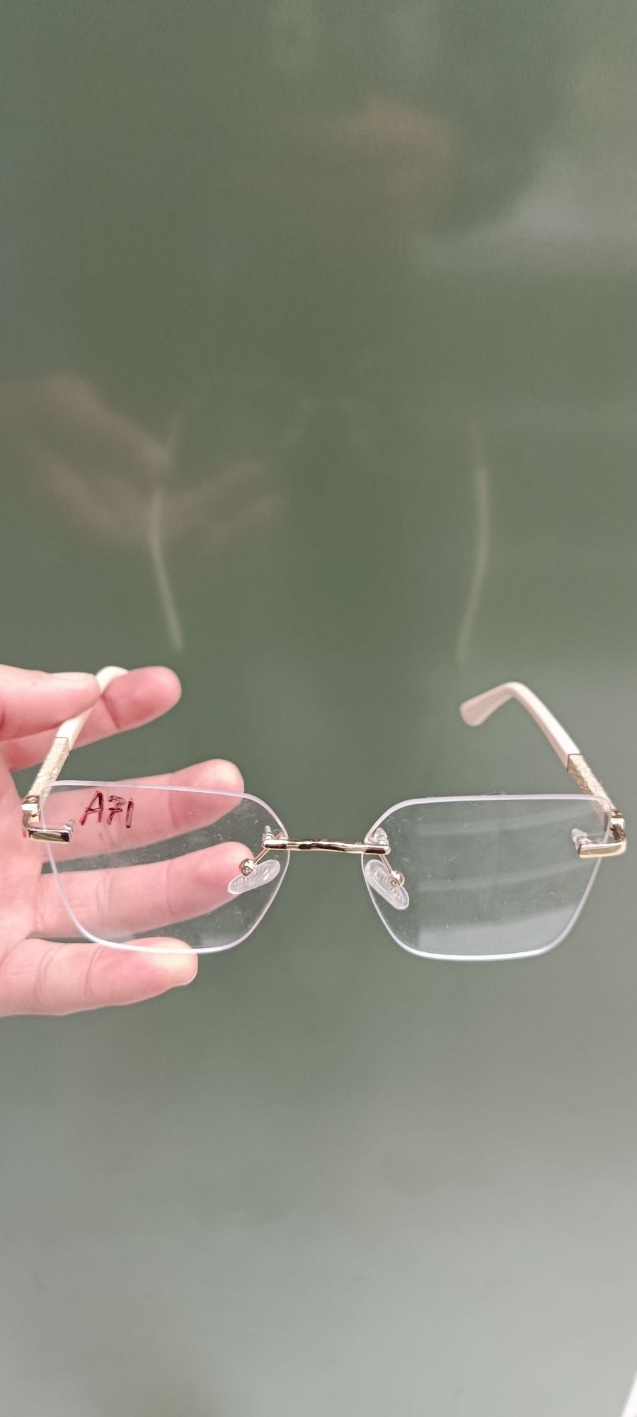时尚金属框眼镜，透明镜片，红色细节，适合男女