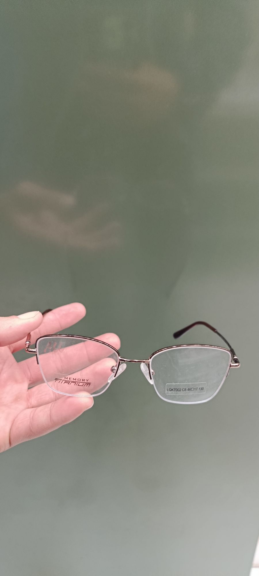 时尚金属框眼镜，轻便透明镜片，适合日常佩戴