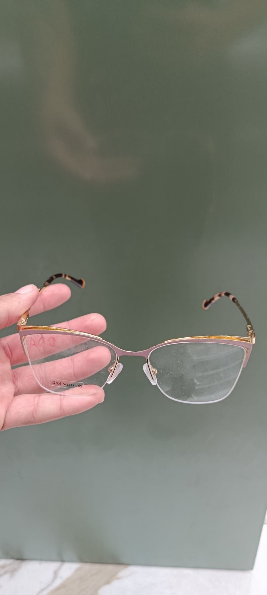 时尚金属框眼镜，轻便透明镜片，适合日常佩戴