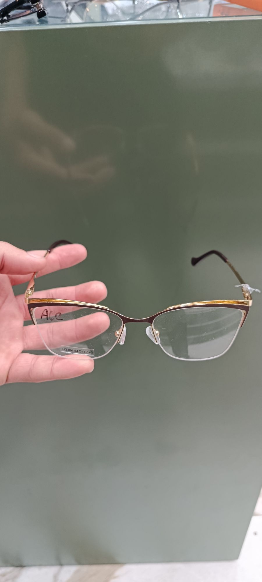时尚金属框眼镜，轻便透明镜片，适合日常佩戴