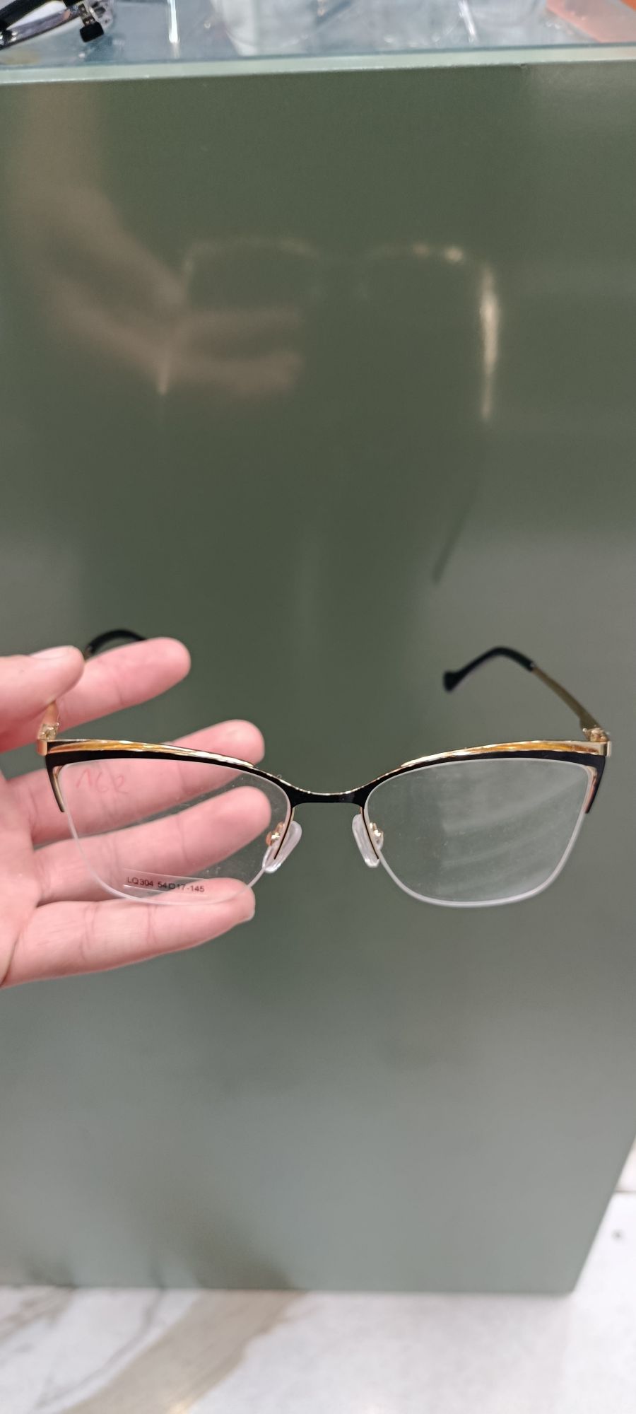 时尚金属框眼镜，轻便透明镜片，适合日常佩戴