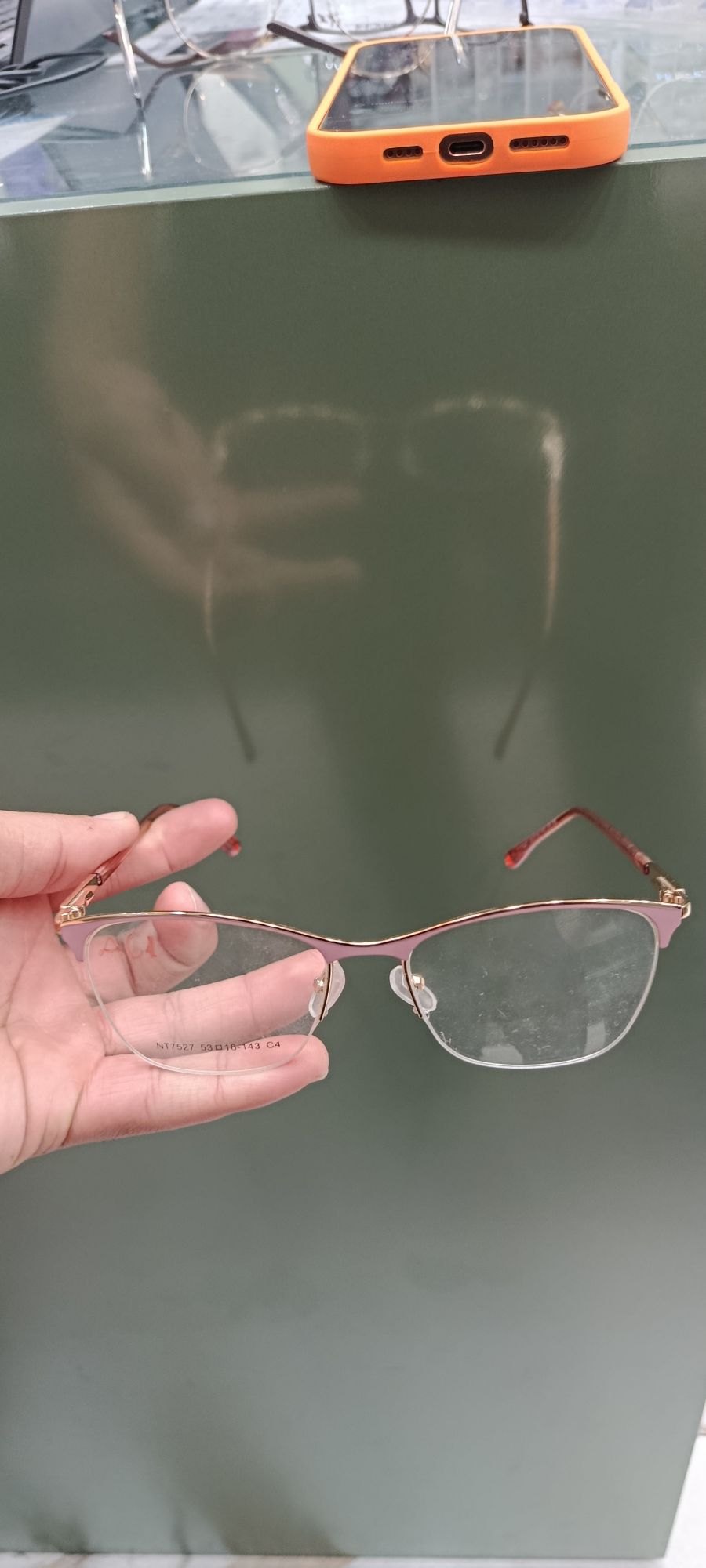 AGI品牌金属框眼镜，时尚透明镜片，适合日常佩戴