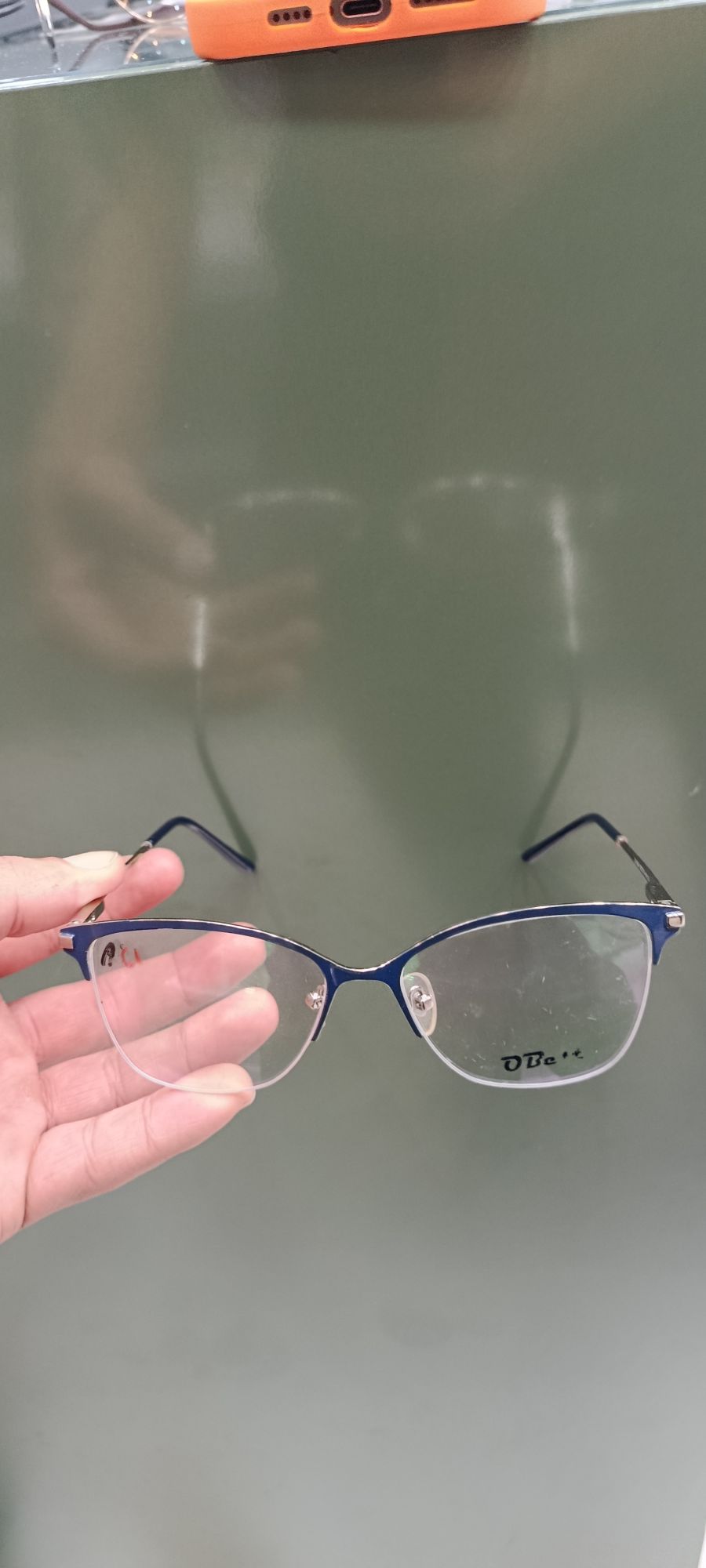AGI品牌金属框眼镜，时尚透明镜片，适合日常佩戴