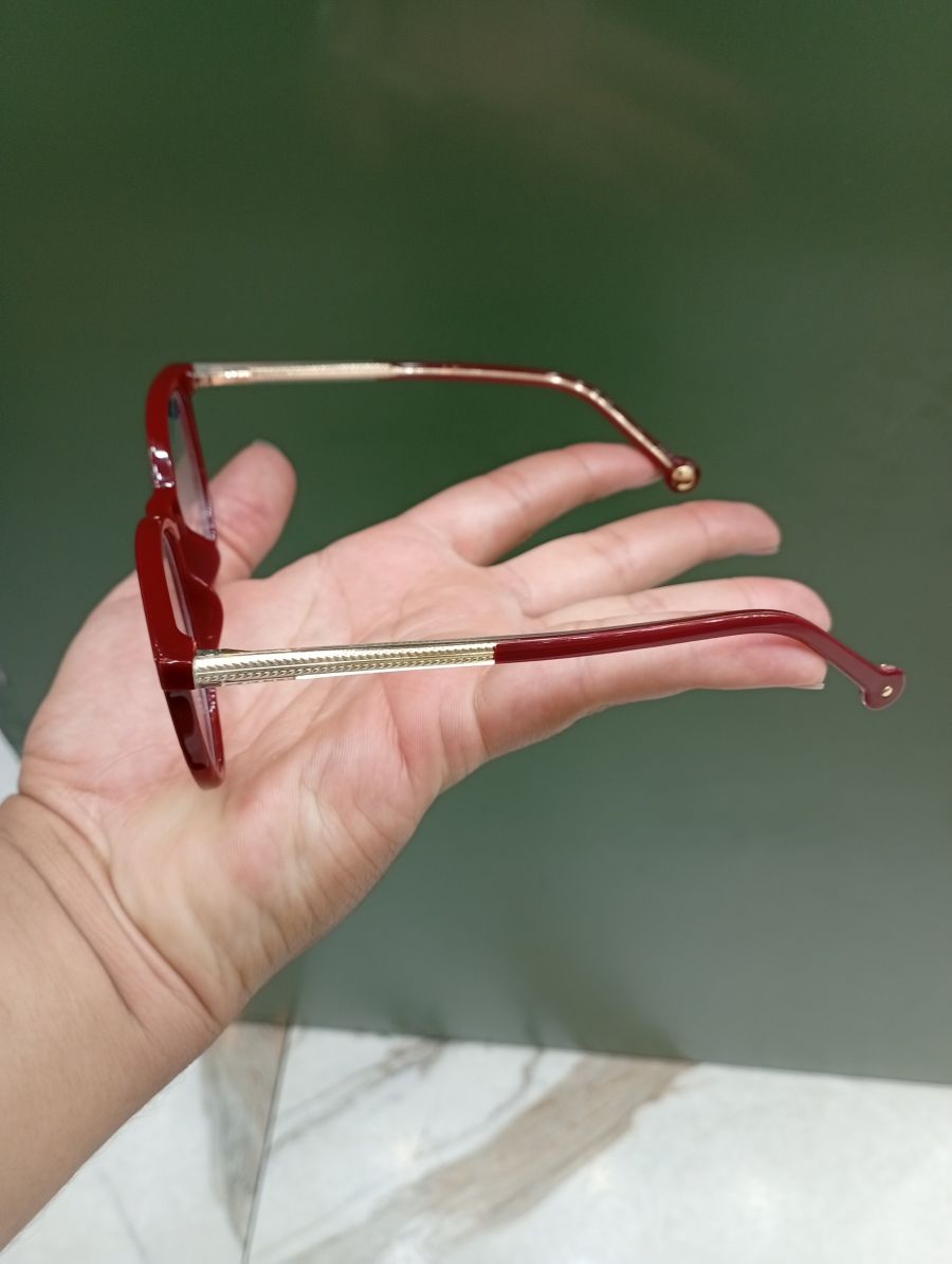 红色圆框眼镜，时尚品牌，适合日常佩戴
