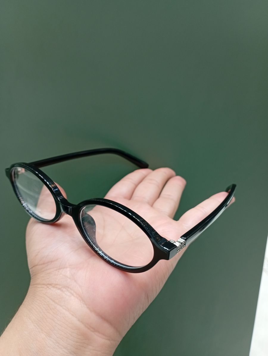 时尚塑料框眼镜，黑色，椭圆形，适合日常佩戴