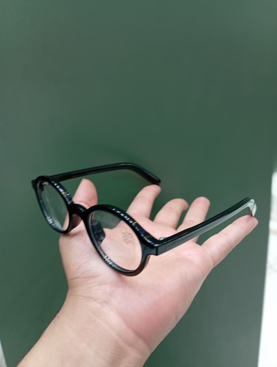 黑色圆形眼镜框，时尚复古设计，适合多种场合
