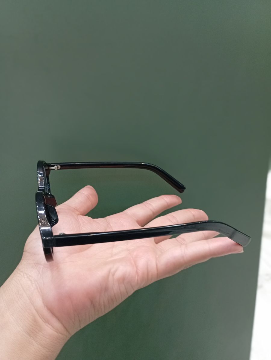 黑色圆形眼镜框，时尚复古设计，适合多种场合