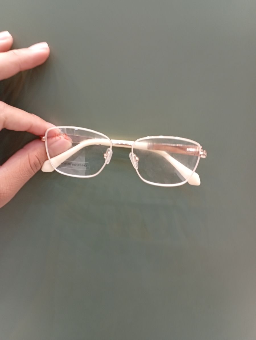 透明框眼镜，轻便时尚，适合日常佩戴