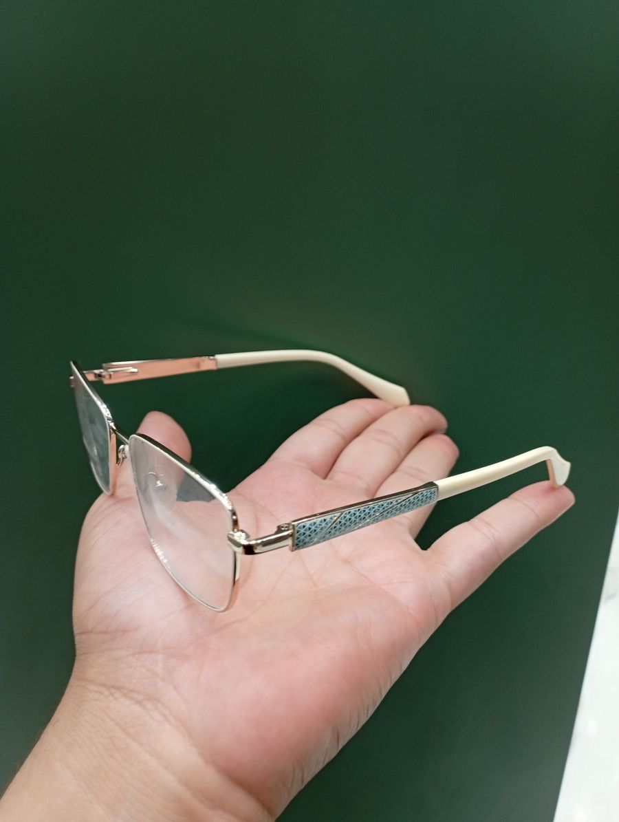 透明框眼镜，轻便时尚，适合日常佩戴