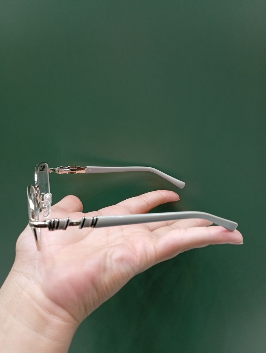 透明框眼镜，轻便时尚，适合日常佩戴