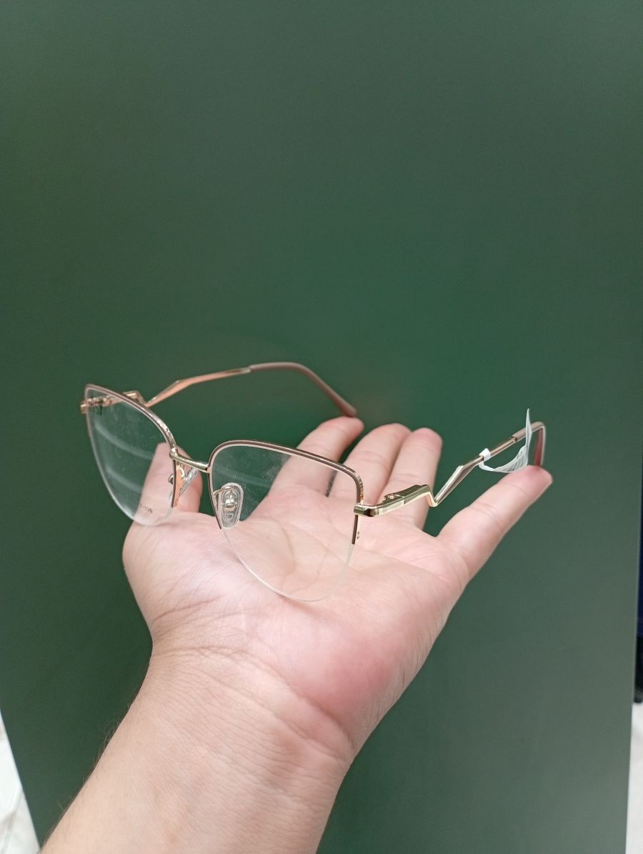时尚猫眼眼镜，金色框架，透明镜片，适合日常佩戴