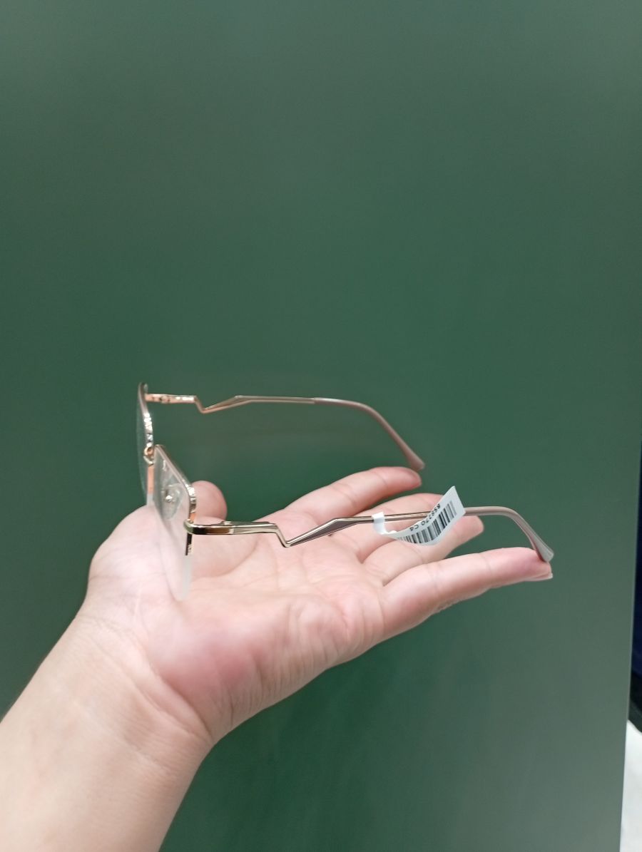 时尚猫眼眼镜，金色框架，透明镜片，适合日常佩戴