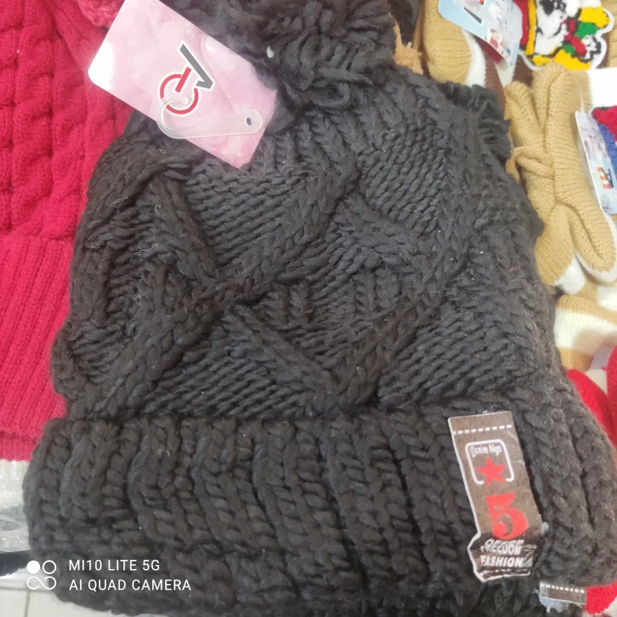 黑色针织帽，品牌3 REGIO FASHION，适合冬季保暖，时尚休闲风格