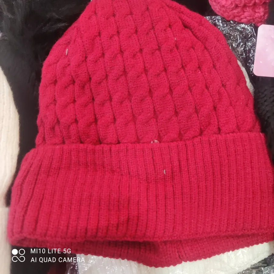红色针织帽，保暖时尚，适合冬季穿戴