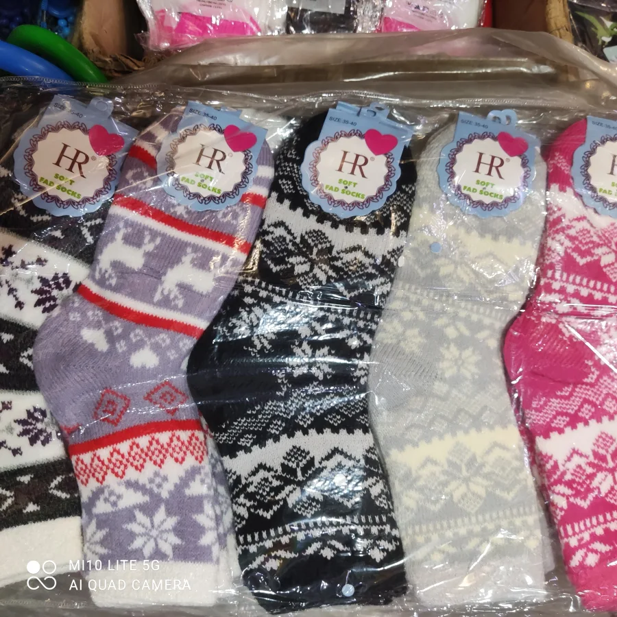 HR品牌冬季保暖袜子，四种颜色，适合家庭穿着，舒适柔软，经典雪花图案