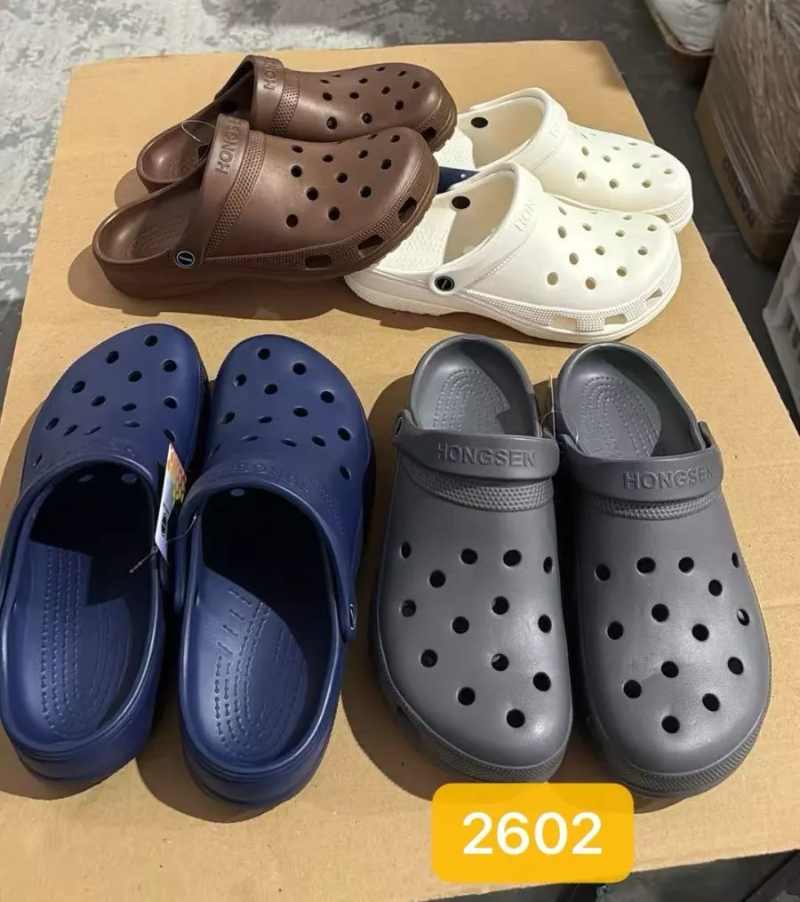 高弹洞洞鞋，人在拖